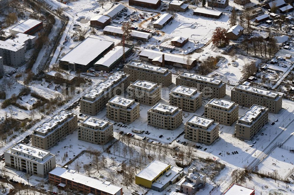 Berlin von oben - Winterluftbild Mehrfamilienhaus-Wohnanlage Stadtgut im Ortsteil Hellersdorf in Berlin, Deutschland