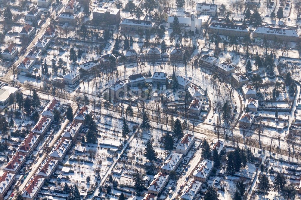 Karlsruhe von oben - Winterluftbild Mehrfamilienhaussiedlung an halbkreisförmigen Waldring im Ortsteil Nordstadt in Karlsruhe im Bundesland Baden-Württemberg, Deutschland