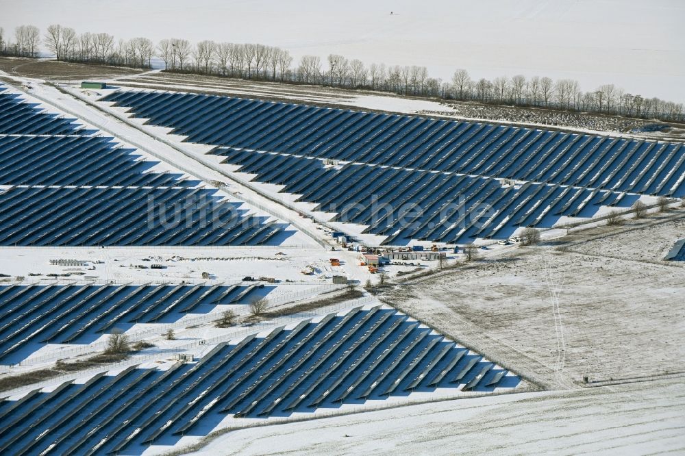 Willmersdorf aus der Vogelperspektive: Winterluftbild Montage- Arbeiten für Solarpark bzw. Solarkraftwerk in Willmersdorf im Bundesland Brandenburg, Deutschland