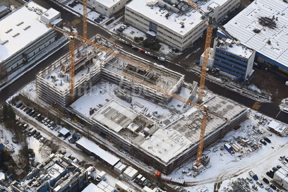 Berlin von oben - Winterluftbild Neubau eines Büro- und Geschäftshauses INK Berlin - Inspire Neukölln an der Ballinstraße - Woermannkehre in Berlin, Deutschland