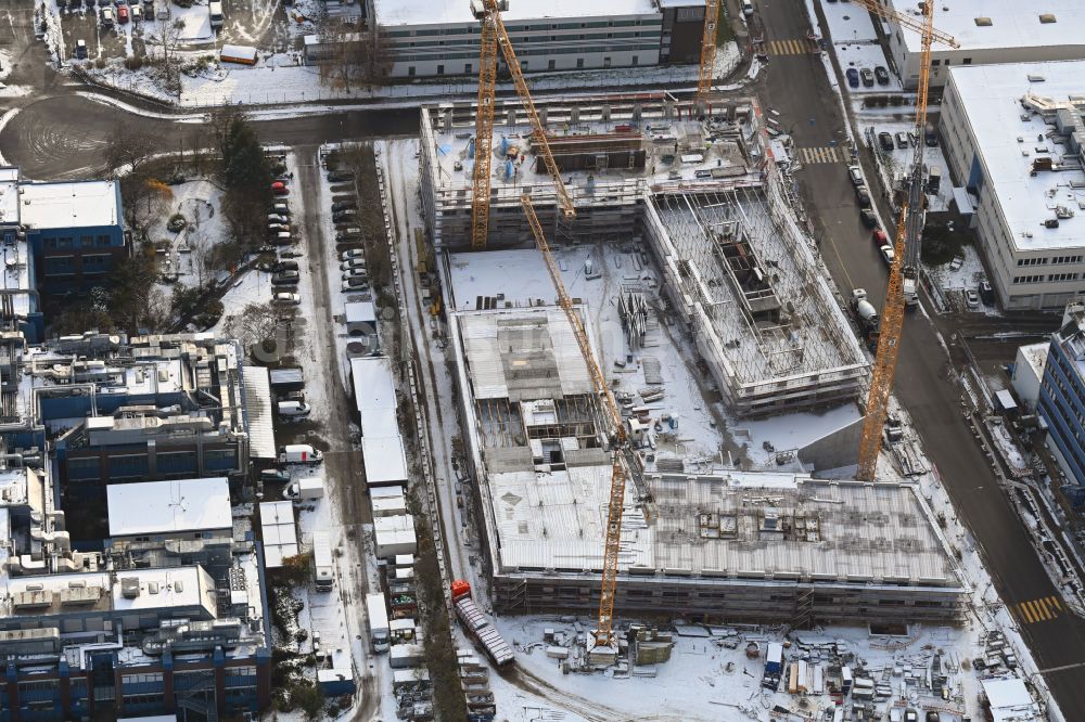 Berlin aus der Vogelperspektive: Winterluftbild Neubau eines Büro- und Geschäftshauses INK Berlin - Inspire Neukölln an der Ballinstraße - Woermannkehre in Berlin, Deutschland