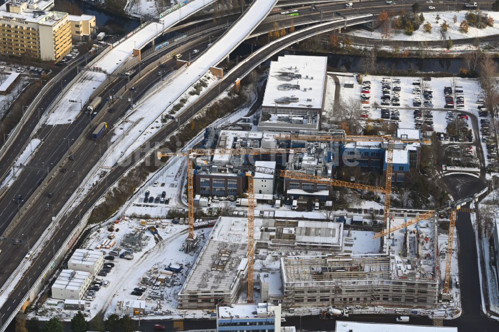 Berlin aus der Vogelperspektive: Winterluftbild Neubau eines Büro- und Geschäftshauses INK Berlin - Inspire Neukölln an der Ballinstraße - Woermannkehre in Berlin, Deutschland