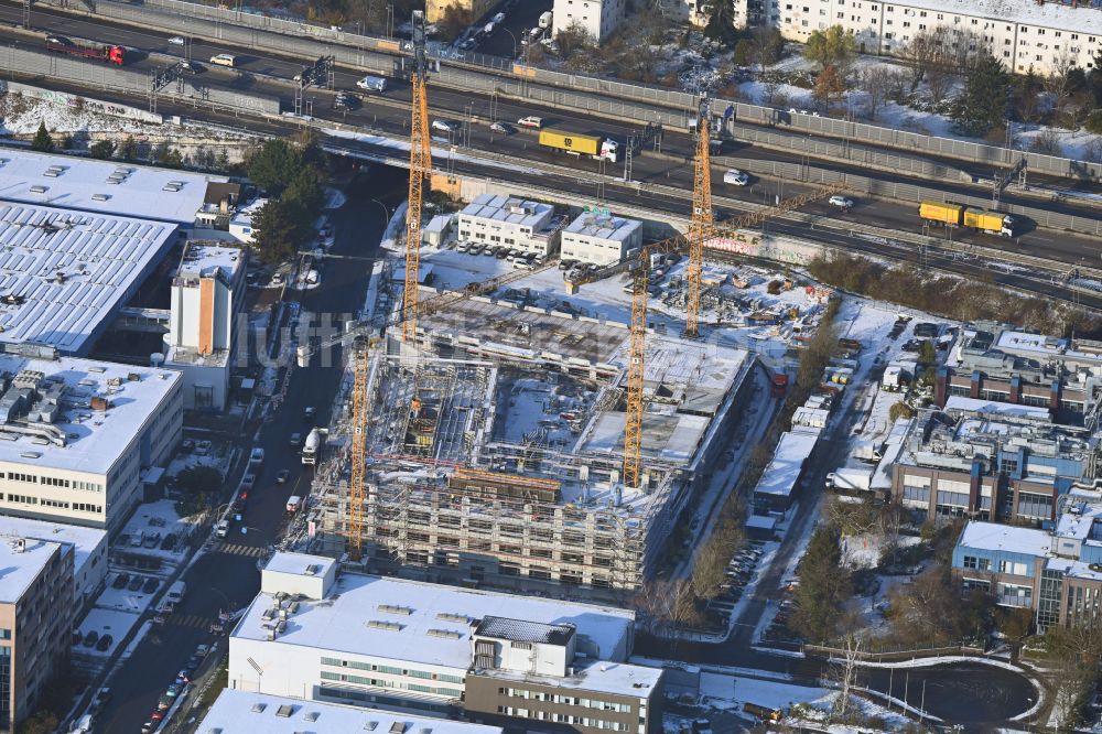 Luftbild Berlin - Winterluftbild Neubau eines Büro- und Geschäftshauses INK Berlin - Inspire Neukölln an der Ballinstraße - Woermannkehre in Berlin, Deutschland