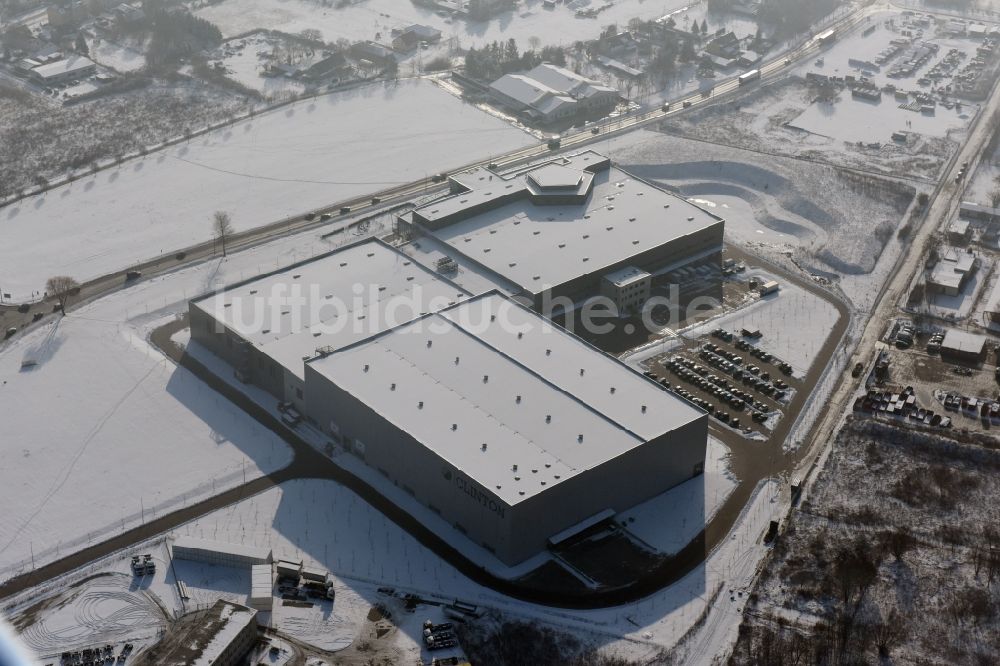 Hoppegarten aus der Vogelperspektive: Winterluftbild Neubau der Europazentrale Clinton in Hoppegarten im Bundesland Brandenburg