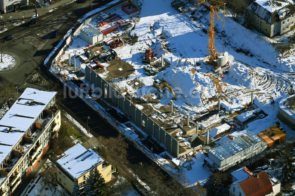 Berlin aus der Vogelperspektive: Winterluftbild Neubau des Gebäudekomplexes des LIDL- Einkaufszentrum im Ortsteil Mahlsdorf in Berlin, Deutschland