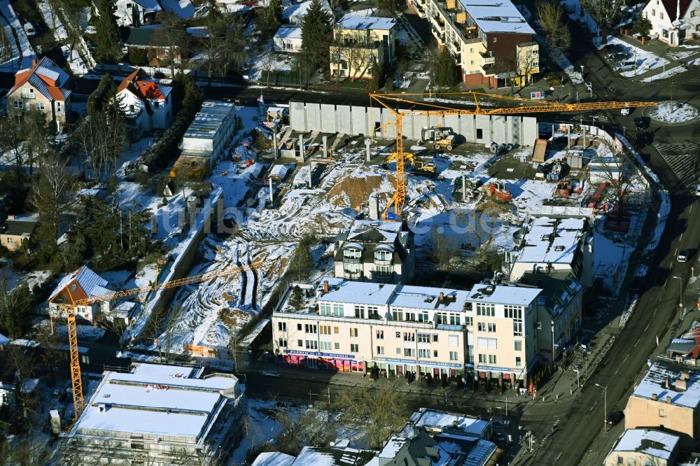 Berlin aus der Vogelperspektive: Winterluftbild Neubau des Gebäudekomplexes des LIDL- Einkaufszentrum im Ortsteil Mahlsdorf in Berlin, Deutschland