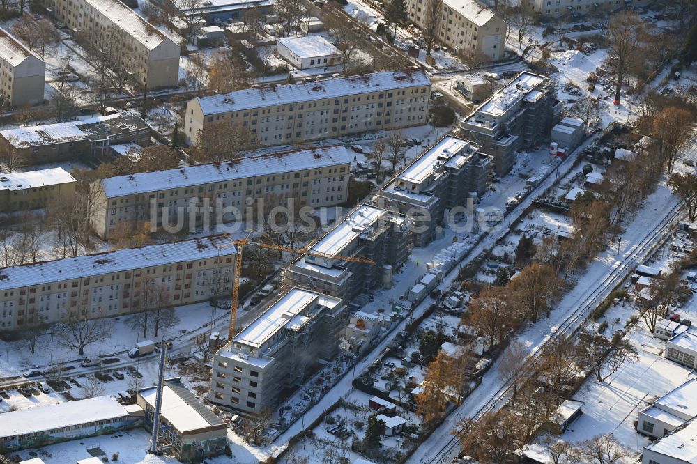 Berlin von oben - Winterluftbild Neubau einer Mehrfamilienhaus-Wohnanlage im Ortsteil Schöneweide in Berlin, Deutschland