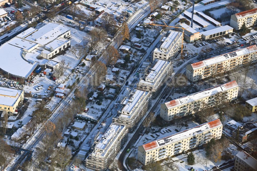 Luftbild Berlin - Winterluftbild Neubau einer Mehrfamilienhaus-Wohnanlage im Ortsteil Schöneweide in Berlin, Deutschland