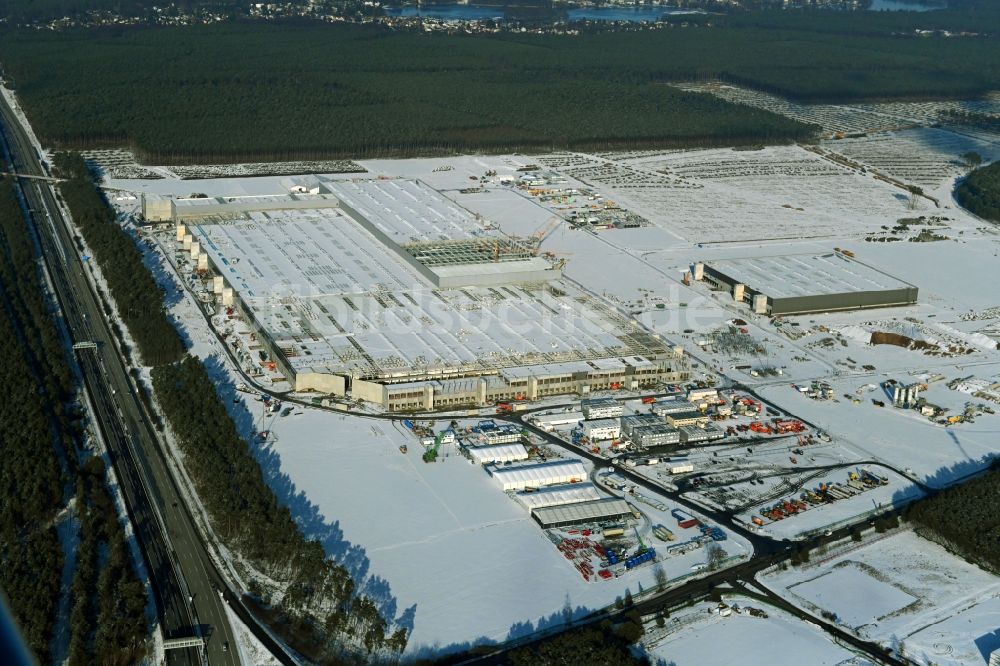 Luftaufnahme Grünheide (Mark) - Winterluftbild Neubau der Tesla Gigafactory 4 im Ortsteil Freienbrink in Grünheide (Mark) im Bundesland Brandenburg, Deutschland