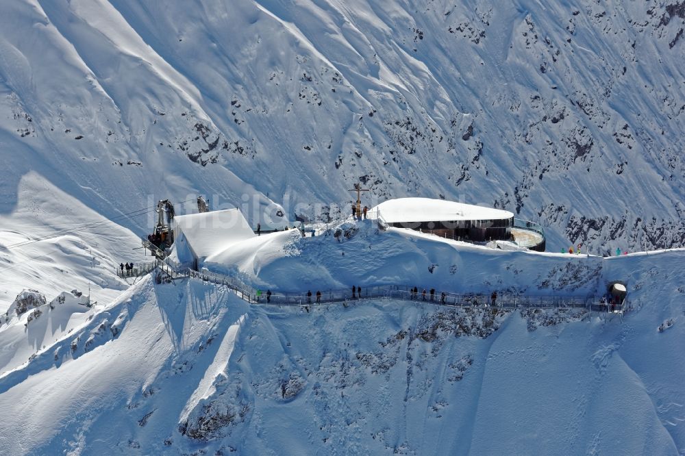 Oberstdorf von oben - Winterluftbild Neue Gipfelstation und Nordwandsteig der Nebelhornbahn in Oberstdorf im Bundesland Bayern