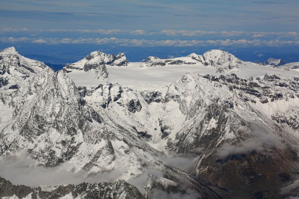 Luftaufnahme Spiringen - Winterluftbild vom oberen Teil des Hüfigletscher mit den Gipfeln vom Schärhorn, Chammliberg und Clariden in den Schweizer Alpen im Kanton Uri, Schweiz