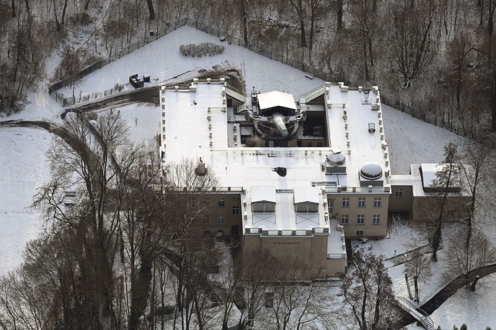 Berlin aus der Vogelperspektive: Winterluftbild Observatorium und Planetariums- Kuppelbau- Gebäudekomplex des Institut Archenhold Sternwarte in Alt-Treptow in Berlin, Deutschland