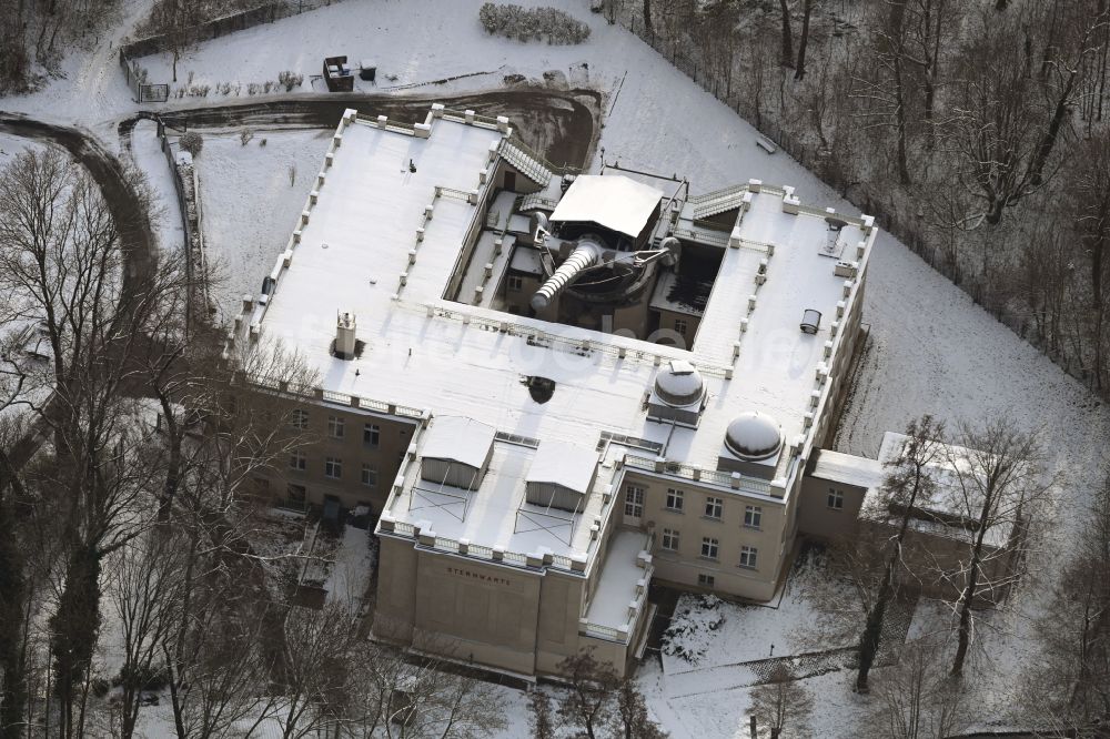 Luftbild Berlin - Winterluftbild Observatorium und Planetariums- Kuppelbau- Gebäudekomplex des Institut Archenhold Sternwarte in Alt-Treptow in Berlin, Deutschland