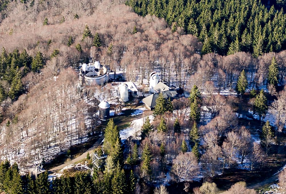 Oberried aus der Vogelperspektive: Winterluftbild Observatorium und Planetariums- Kuppelbau- Gebäudekomplex des Kiepenheuer Institut für Sonnenphysik in Oberried im Bundesland Baden-Württemberg