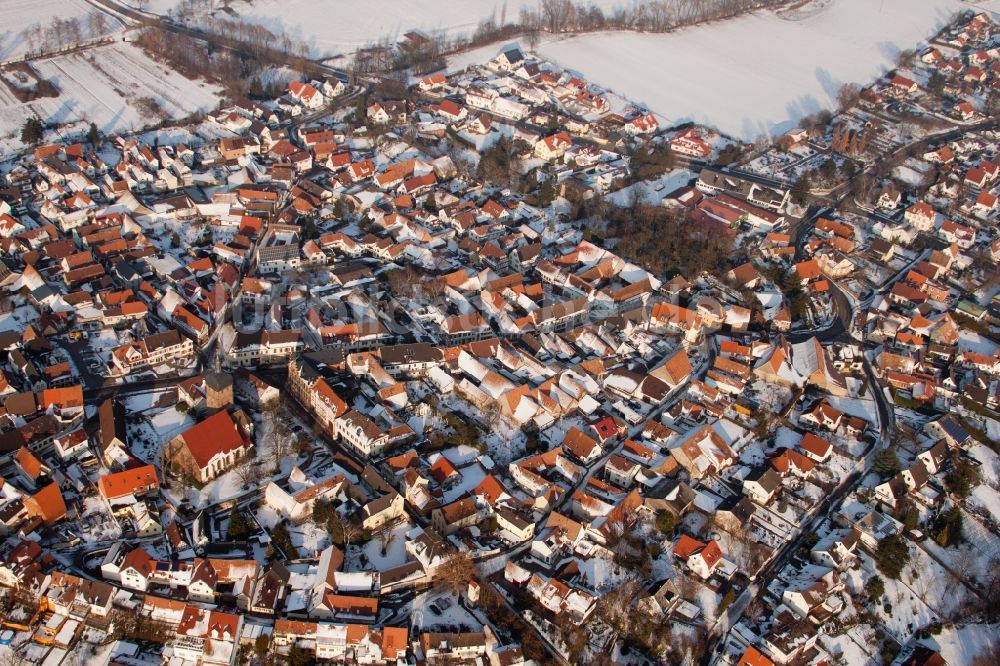 Billigheim-Ingenheim von oben - Winterluftbild Ortsansicht in Billigheim-Ingenheim im Bundesland Rheinland-Pfalz