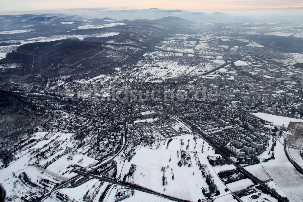 Ettlingen aus der Vogelperspektive: Winterluftbild Ortsansicht in Ettlingen im Bundesland Baden-Württemberg