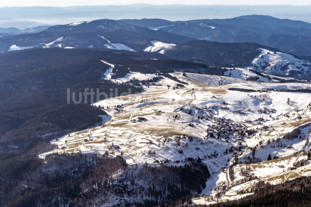 Hofsgrund aus der Vogelperspektive: Winterluftbild Ortsansicht in Hofsgrund im Bundesland Baden-Württemberg, Deutschland