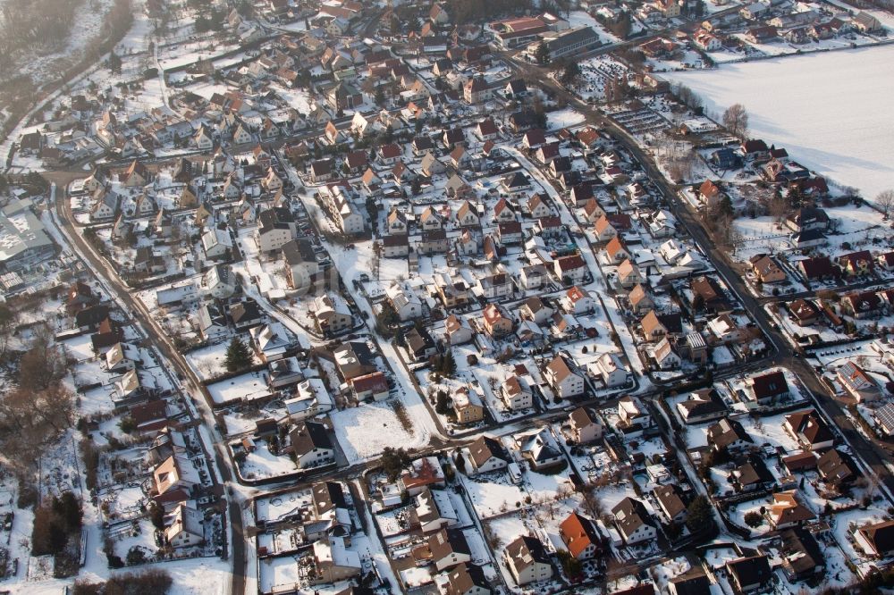 Billigheim-Ingenheim aus der Vogelperspektive: Winterluftbild Ortsansicht im Ortsteil Ingenheim in Billigheim-Ingenheim im Bundesland Rheinland-Pfalz