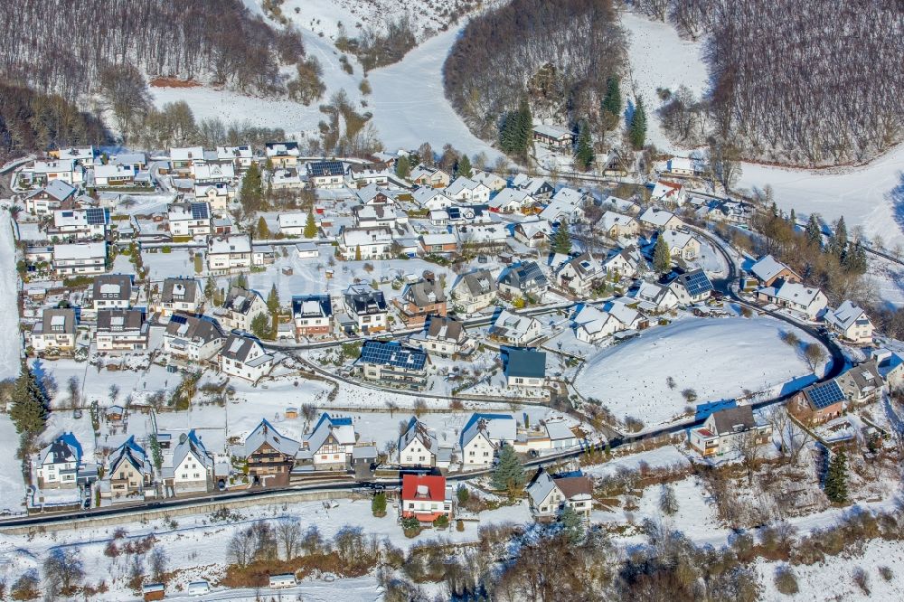 Brilon von oben - Winterluftbild Ortsansicht im Ortsteil Messinghausen in Brilon im Bundesland Nordrhein-Westfalen