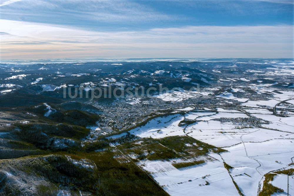 Bad Harzburg von oben - Winterluftbild Ortsansicht im Talbereich in Bad Harzburg im Bundesland Niedersachsen, Deutschland