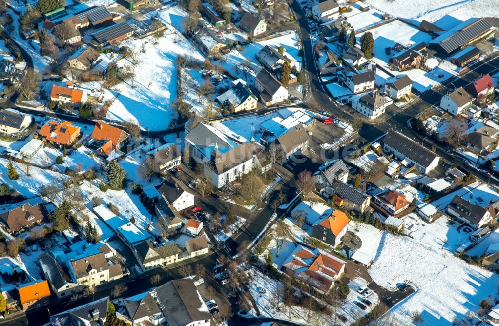 Voßwinkel von oben - Winterluftbild Ortsansicht in Voßwinkel im Bundesland Nordrhein-Westfalen