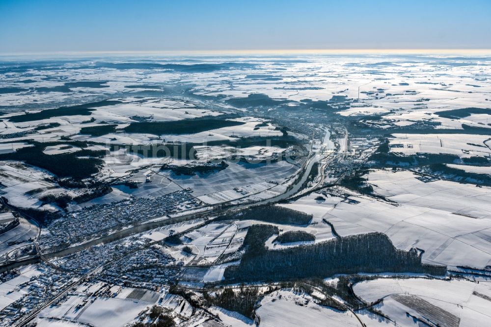 Frickenhausen am Main von oben - Winterluftbild Ortschaft an den Fluss- Uferbereichen des Main in Frickenhausen am Main im Bundesland Bayern, Deutschland