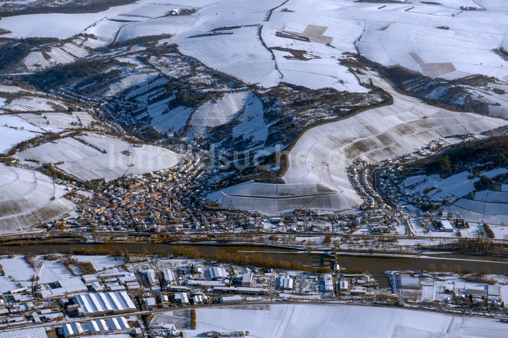 Randersacker aus der Vogelperspektive: Winterluftbild Ortschaft an den Fluss- Uferbereichen des Main in Randersacker im Bundesland Bayern, Deutschland