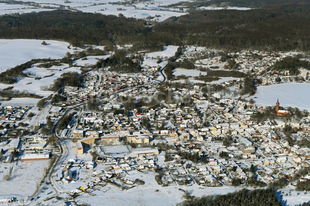 Feldberg von oben - Winterluftbild Ortskern am Uferbereich der Feldberger Seenlandschaft in Feldberg im Bundesland Mecklenburg-Vorpommern, Deutschland