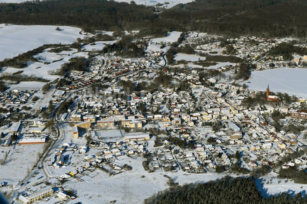 Feldberg aus der Vogelperspektive: Winterluftbild Ortskern am Uferbereich der Feldberger Seenlandschaft in Feldberg im Bundesland Mecklenburg-Vorpommern, Deutschland