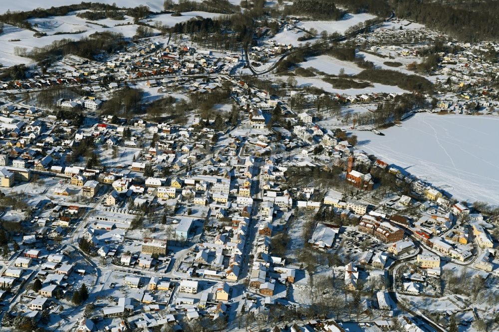 Luftbild Feldberg - Winterluftbild Ortskern am Uferbereich der Feldberger Seenlandschaft in Feldberg im Bundesland Mecklenburg-Vorpommern, Deutschland