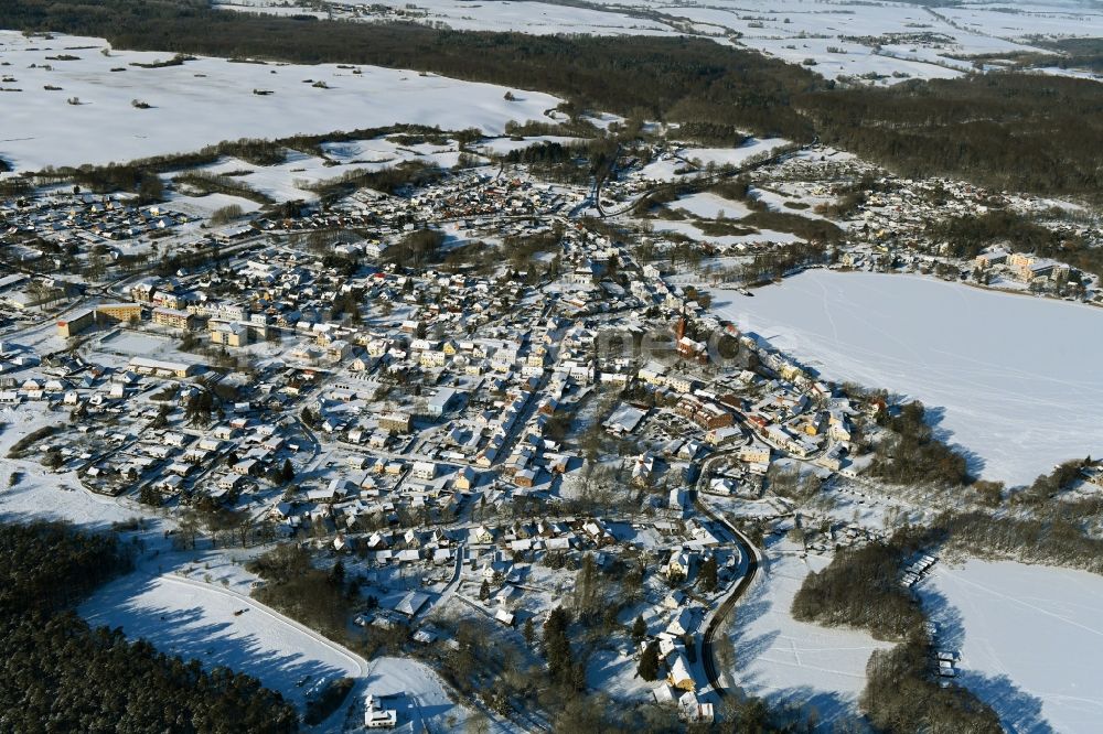 Luftaufnahme Feldberg - Winterluftbild Ortskern am Uferbereich der Feldberger Seenlandschaft in Feldberg im Bundesland Mecklenburg-Vorpommern, Deutschland