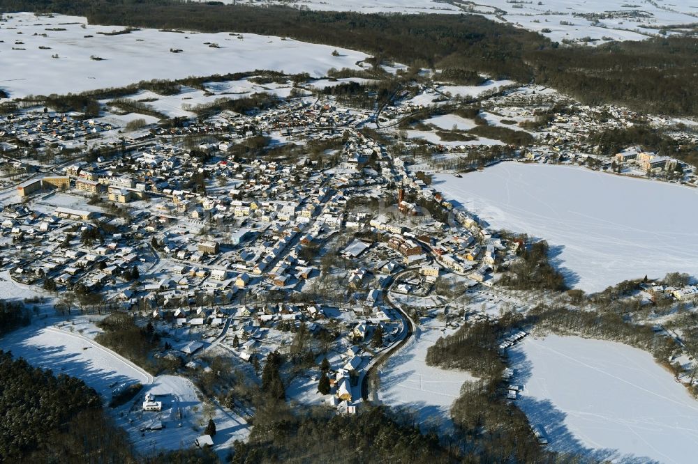 Luftbild Feldberg - Winterluftbild Ortskern am Uferbereich der Feldberger Seenlandschaft in Feldberg im Bundesland Mecklenburg-Vorpommern, Deutschland