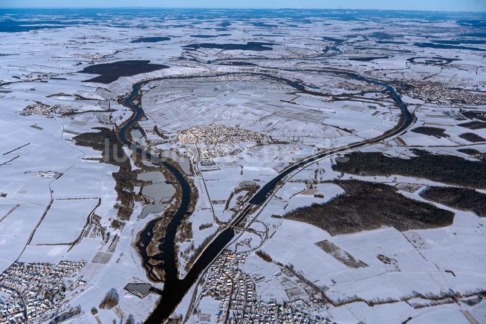 Sommerach aus der Vogelperspektive: Winterluftbild Ortskern am Uferbereich des Main - Flussverlaufes und Mainkanal in Sommerach im Bundesland Bayern, Deutschland