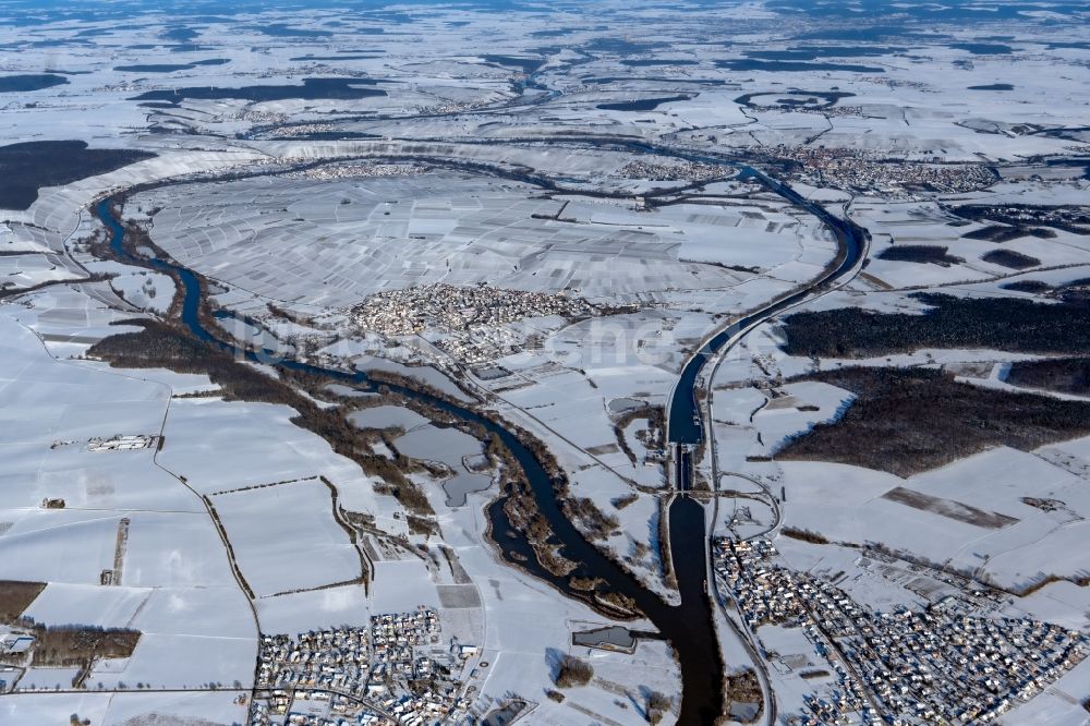 Luftbild Sommerach - Winterluftbild Ortskern am Uferbereich des Main - Flussverlaufes und Mainkanal in Sommerach im Bundesland Bayern, Deutschland