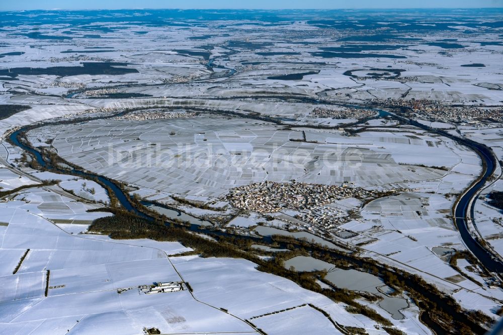 Luftaufnahme Sommerach - Winterluftbild Ortskern am Uferbereich des Main - Flussverlaufes und Mainkanal in Sommerach im Bundesland Bayern, Deutschland