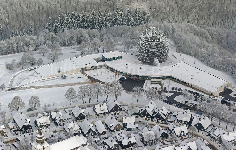 Winterberg aus der Vogelperspektive: Winterluftbild Oversum Vital Resort in Winterberg im Hochsauerland im Bundesland Nordrhein-Westfalen