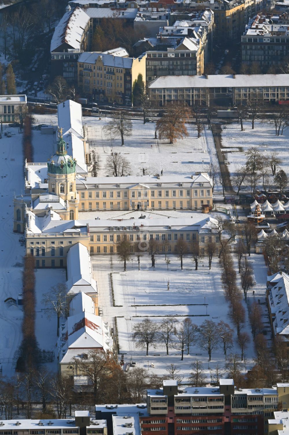 Luftbild Berlin - Winterluftbild Palais des Schloss im Ortsteil Charlottenburg in Berlin, Deutschland