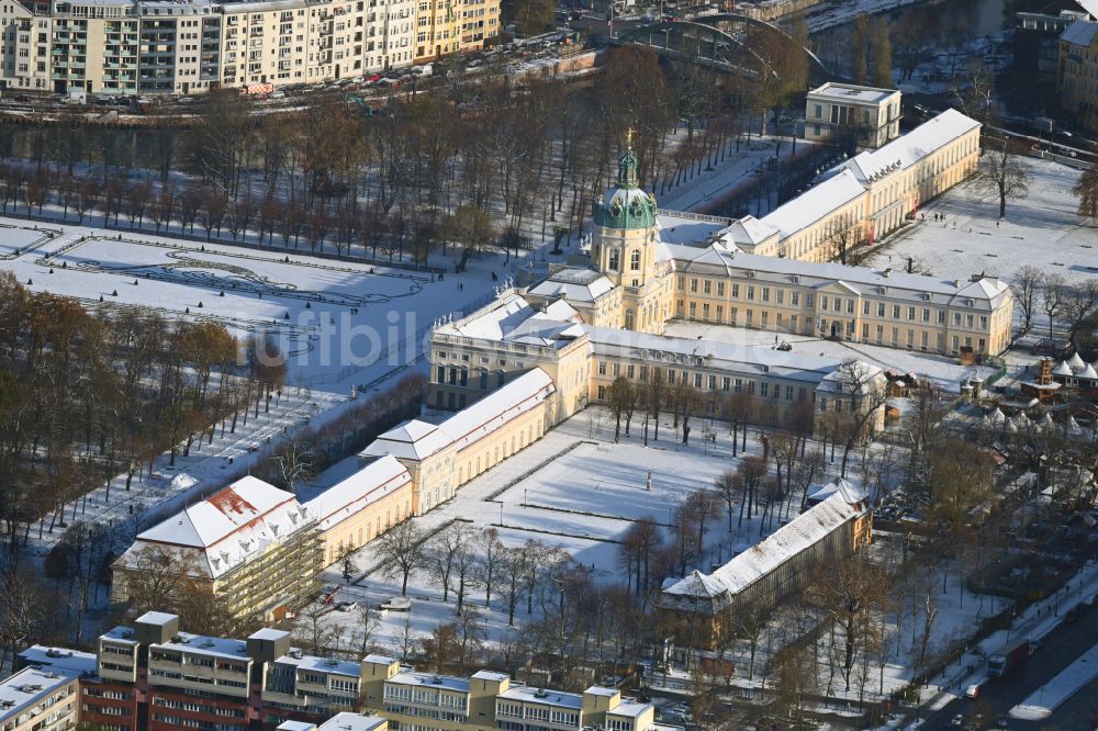 Berlin aus der Vogelperspektive: Winterluftbild Palais des Schloss im Ortsteil Charlottenburg in Berlin, Deutschland