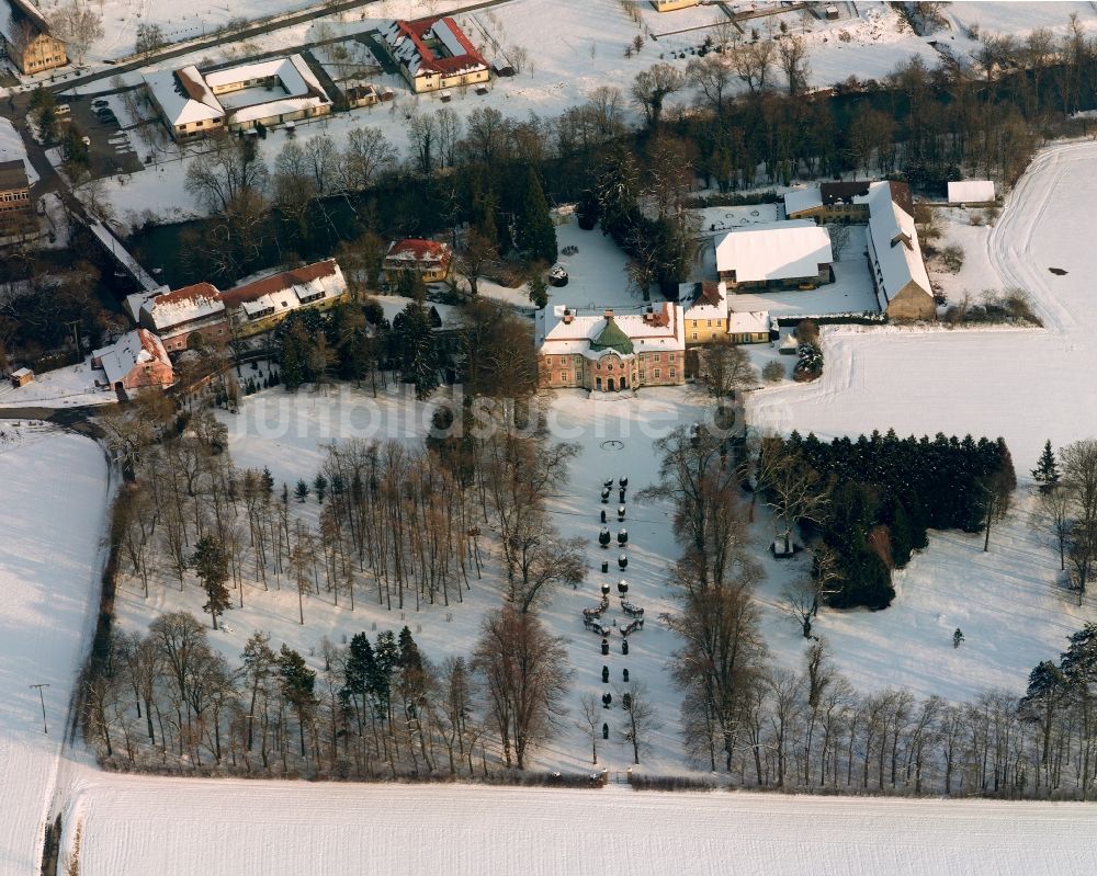 Züttlingen von oben - Winterluftbild Palais des Schloss Schloss Assumstadt in Züttlingen im Bundesland Baden-Württemberg, Deutschland