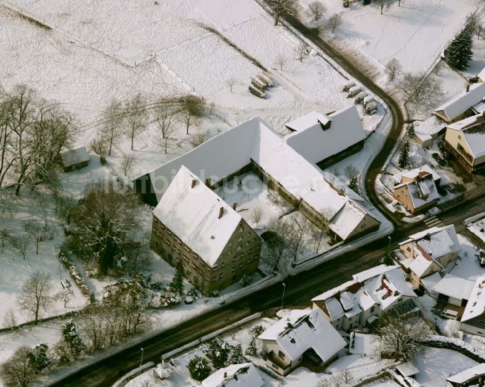 Luftaufnahme Winzingen - Winterluftbild Palais des Schloss Schloss Winzingen in Winzingen im Bundesland Baden-Württemberg, Deutschland