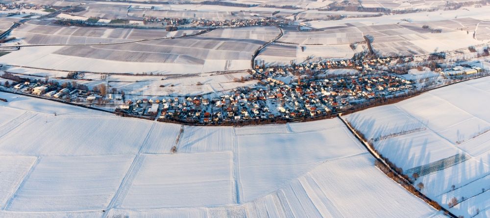 Kapellen-Drusweiler aus der Vogelperspektive: Winterluftbild Panorama Ansicht am Rande von Feldern in Kapellen-Drusweiler im Bundesland Rheinland-Pfalz, Deutschland