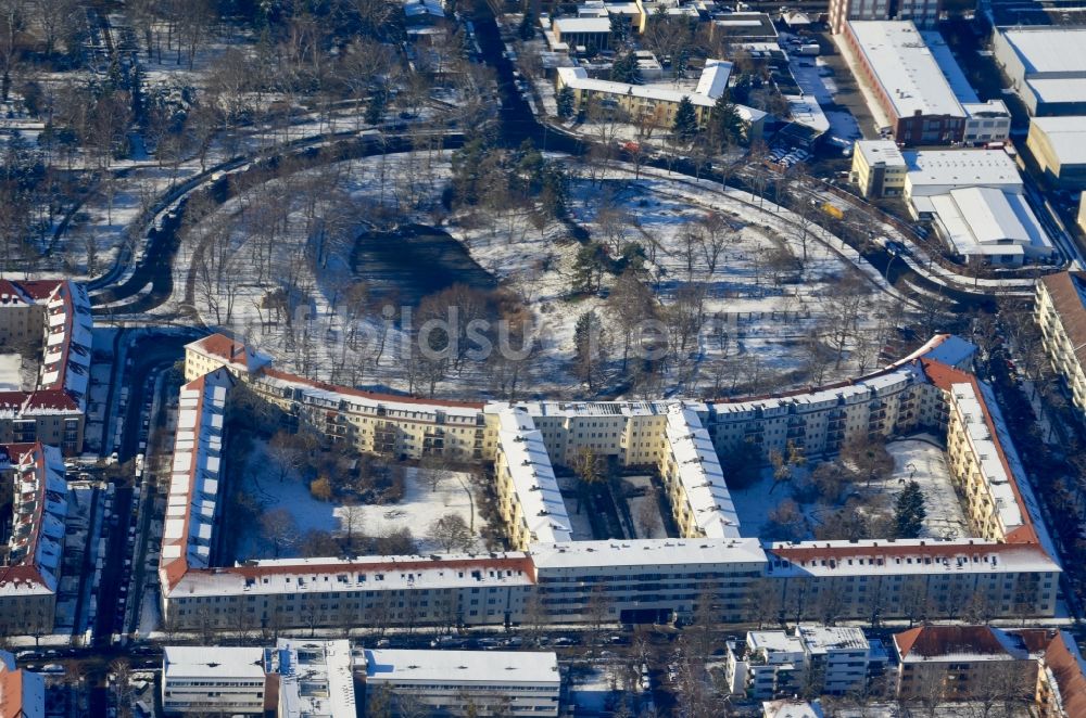 Berlin von oben - Winterluftbild Parkanlage der Alboin-Parkanlage am Alboinplatz im Ortsteil Schöneberg in Berlin, Deutschland