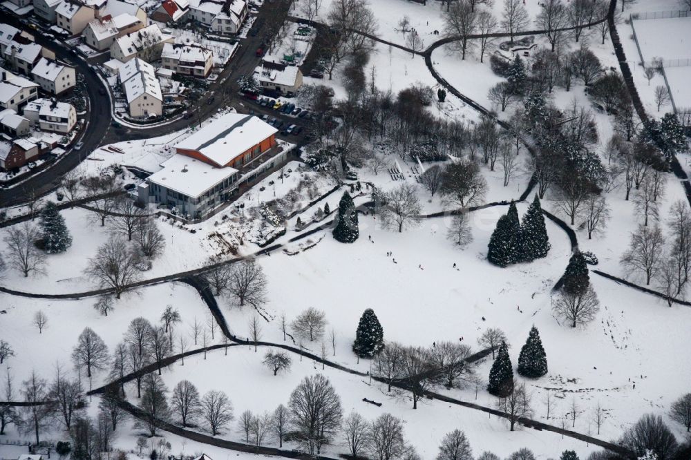 Reichenbach von oben - Winterluftbild Parkanlage Kurpark mit Herzog Kaffee in Reichenbach im Bundesland Baden-Württemberg, Deutschland