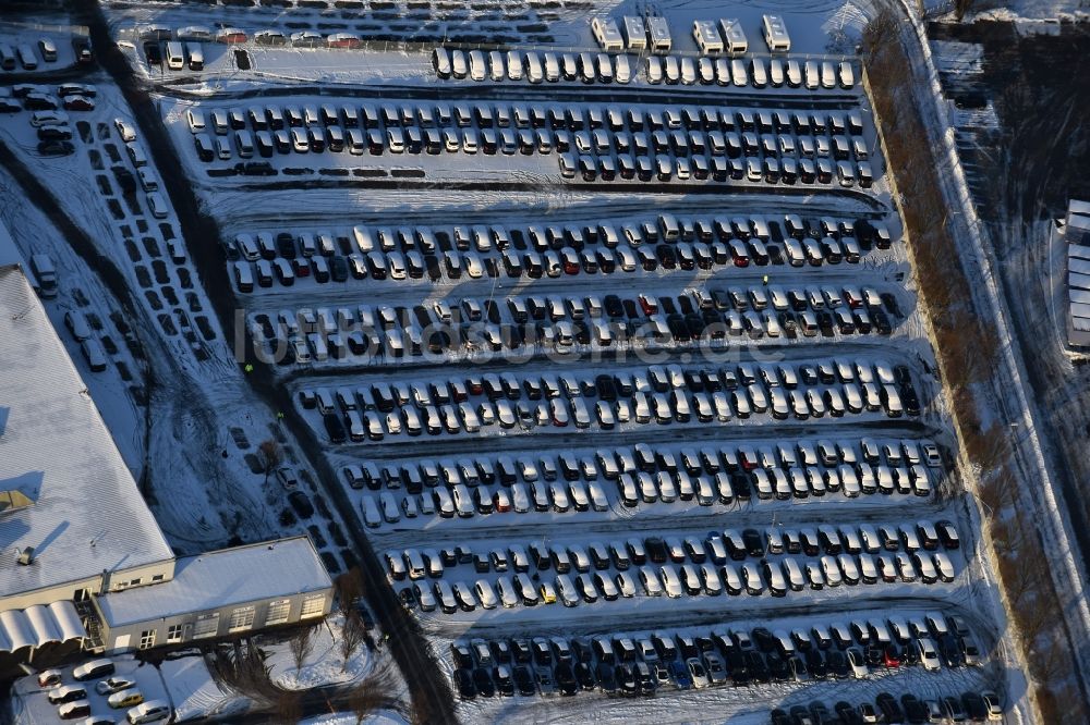 Hoppegarten aus der Vogelperspektive: Winterluftbild Parkplatz und Abstellfläche für Automobile im Ortsteil Dahlwitz-Hoppegarten in Hoppegarten im Bundesland Brandenburg