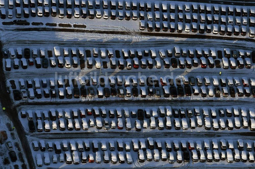 Luftaufnahme Hoppegarten - Winterluftbild Parkplatz und Abstellfläche für Automobile im Ortsteil Dahlwitz-Hoppegarten in Hoppegarten im Bundesland Brandenburg