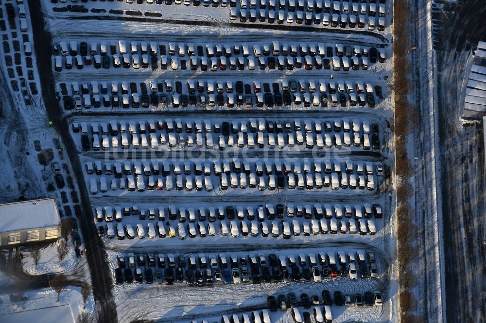 Hoppegarten von oben - Winterluftbild Parkplatz und Abstellfläche für Automobile im Ortsteil Dahlwitz-Hoppegarten in Hoppegarten im Bundesland Brandenburg