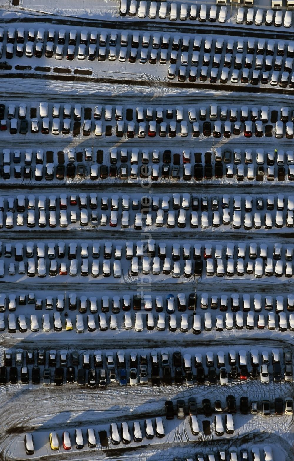 Hoppegarten aus der Vogelperspektive: Winterluftbild Parkplatz und Abstellfläche für Automobile im Ortsteil Dahlwitz-Hoppegarten in Hoppegarten im Bundesland Brandenburg