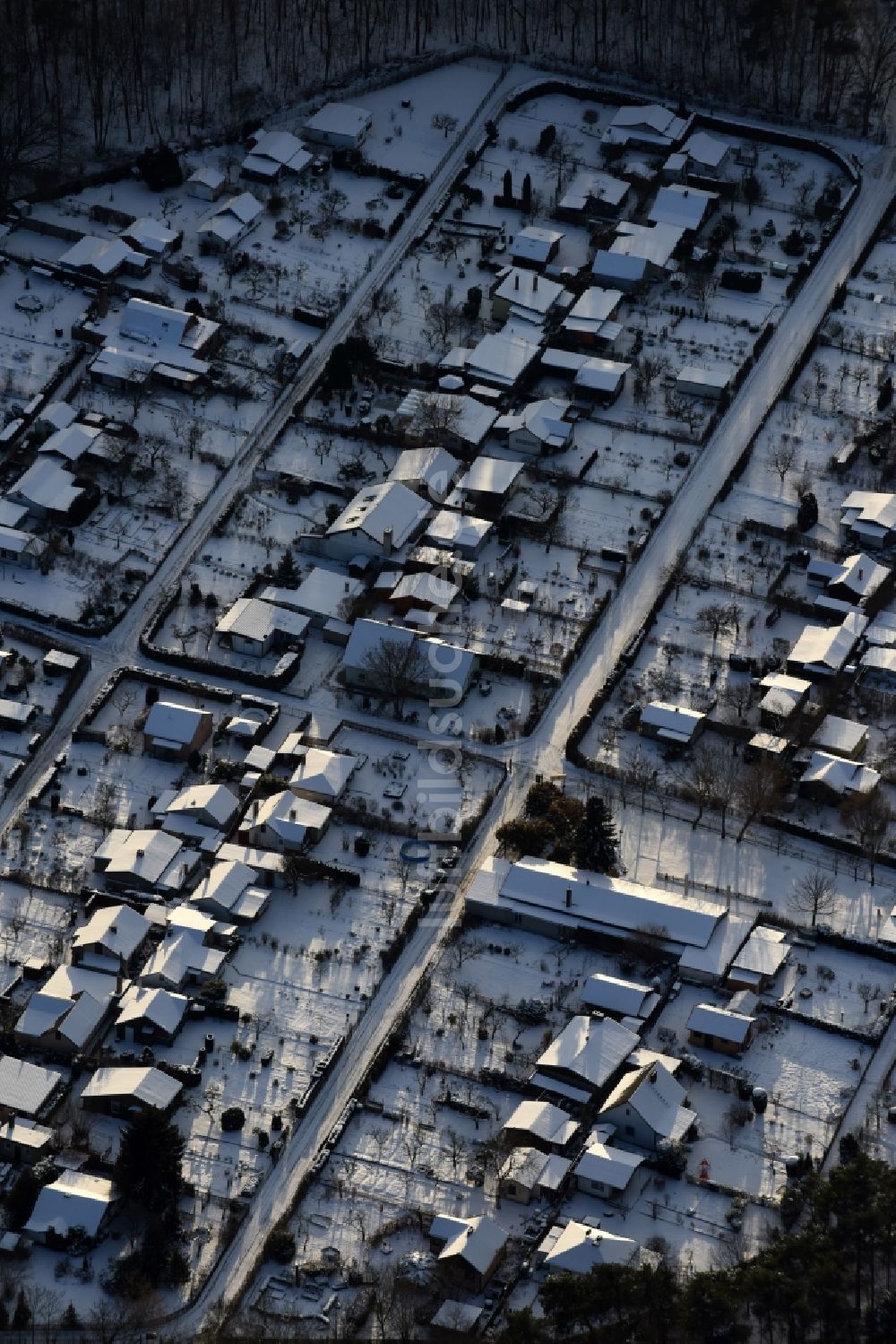 Luftaufnahme Berlin - Winterluftbild Parzellen einer Kleingartenanlage Oberspreestraße im Ortsteil Niederschöneweide in Berlin