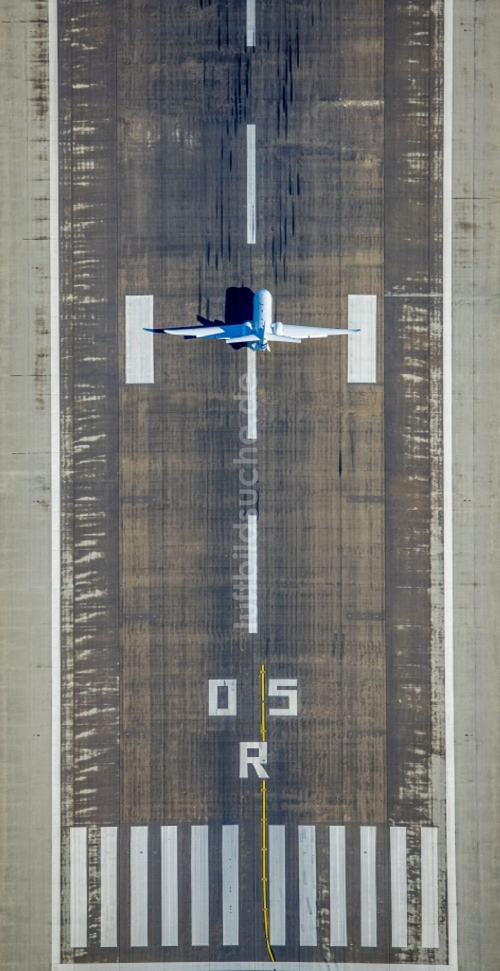 Düsseldorf aus der Vogelperspektive: Winterluftbild Passagierflugzeug an der Schwelle der Piste 05R im Landeanflug zur Landung auf dem Flughafen in Düsseldorf im Bundesland Nordrhein-Westfalen, Deutschland