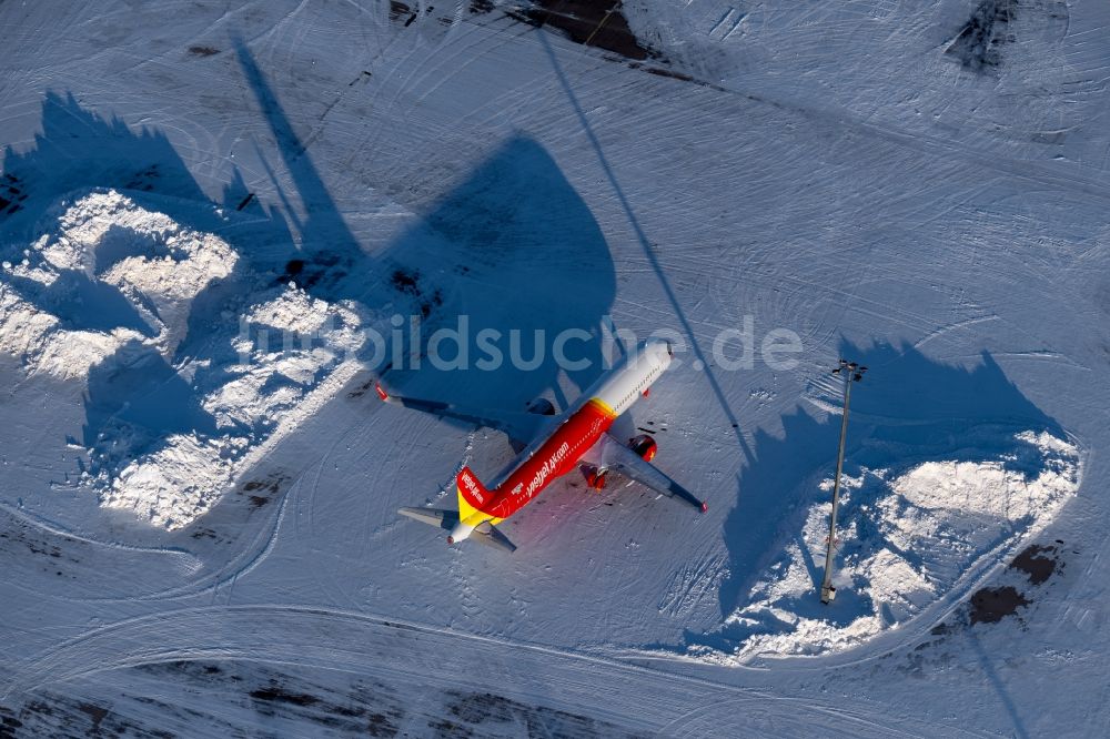 Luftbild Erfurt - Winterluftbild Passagierflugzeug von Vietjet auf der Parkposition - Abstellfläche auf dem Flughafen in Erfurt im Bundesland Thüringen, Deutschland